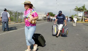 Los puertorriqueños abandonan en masa su país bajo la amenaza de default