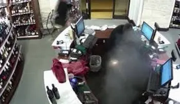 Cigarrillo electrónico explota en el pantalón de un hombre