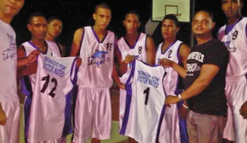 Víctor Mateo dona  juego de uniforme a equipo  Los Tiburones de Canoa