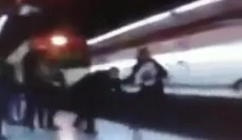 Impactante: empujan policía español por un tren (Video)