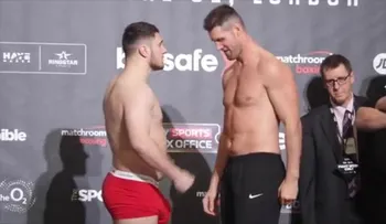 La ridícula táctica de un boxeador para intimidar a su rival durante el pesaje