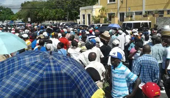 Migrantes haitianos reclaman documentos frente a embajada de Haití