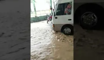 Observa cómo entra el río a Puerto Plata  
