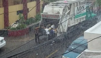 Vaguada seguirá generando aguaceros; se debilitará este martes 