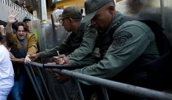 Gobierno venezolano agrede a diputados opositores