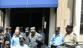 Rondón lucía sonriente cuando era llevado a Najayo, pero le voceaban "corrupto, corrupto"