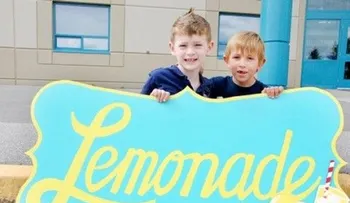 Niño vende 58 mil dólares en limonada para cirugí­a de su mejor amigo