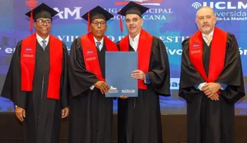 Abinader encabeza graduación de 50 profesionales de la LMD dedicada a la memoria de su padre