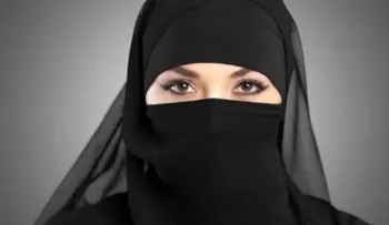 "Hay que matar a ese perro": una princesa saudita obliga decorador francés a besarle los pies