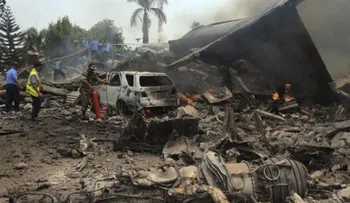 36 muertos y 3 heridos al estrellarse un avión militar en Indonesia