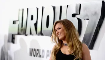 Luchadora Ronda Rousey acepta una cita para ir con un soldado a un baile del ejército
