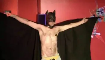 Tenía licencia por enfermedad, pero por las noches se ponía la capa y se hacía llamar Ian Kognito el ninja