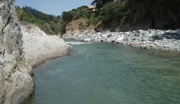 Buscan adolescente que se lanzó al río a rescatar a otra menor