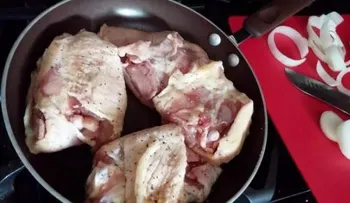 Lavar el pollo antes de cocinarlo: un error que te puede llevar a la muerte