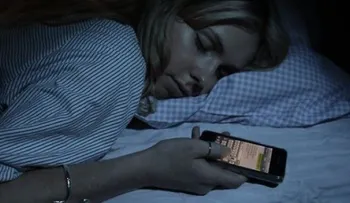 Lo que puede pasarte si no apagas el celular por la noche
