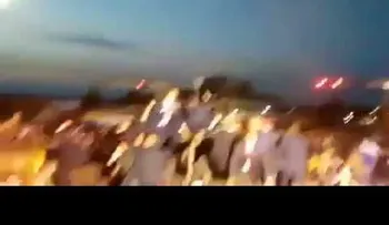 Multitud le vocea "maldito, maldito, maldito" a Nicolás Maduro; le tiran piedras, botellas y huevos al maldito...(VIDEO)