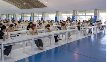 Medicina lidera carreras con mejores salarios y empleo