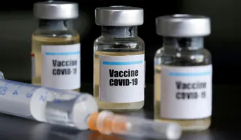 Vacuna de Oxford contra COVID-19 estaría disponible en octubre
