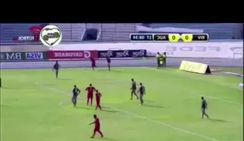 Insólito ataque de abejas paraliza un partido de fútbol en Ecuador (VIDEO)