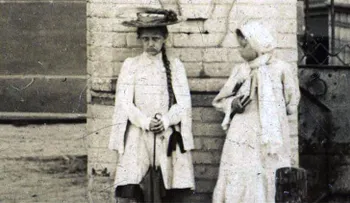 Una niña fantasma que nunca sonríe asoma en varias fotos tomadas antes del fin de la Rusia zarista