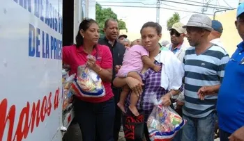 Plan Social entrega raciones alimenticias para afectados de explosión en planta de gas