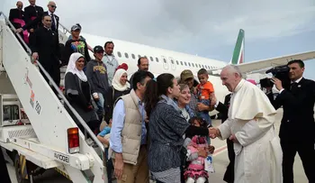 El papa fue a Grecia a visitar a los refugiados y se llevó a tres familias sirias al Vaticano