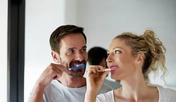 Encuentran materia fecal en el 60 por ciento cepillos de dientes de baños compartidos