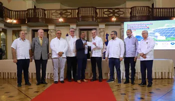 Presidente Abinader entrega cheques a productores ganaderos y también agrícolas por más de RD 13 millones