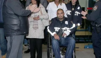 Colegas de policía que mató dominicano de siete balazos lo reciben con aplausos 