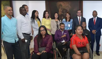 Ministro Andrés Navarro nombra en Educación a personas con discapacidad 