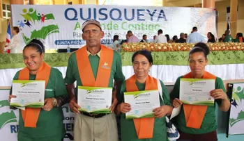 Dos señores admiten que se han graduado hasta tres veces en Quisqueya Aprende Contigo