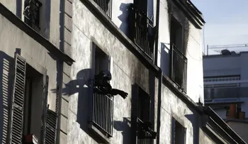 8 muertos tras un incendio en un edificio de viviendas en París