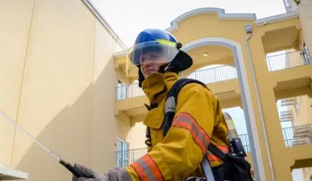 Bombero salva un hombre con un colchón humano