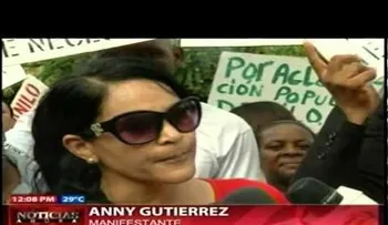 Mujeres piden frente al Palacio reelección de Danilo Medina