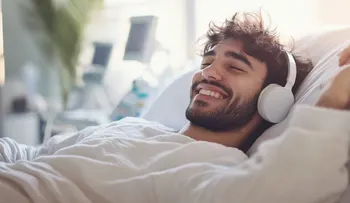 Escuchar las mismas canciones ayuda a regular emociones, según la psicología