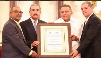 Entregan premio  a Juan Bolívar Díaz