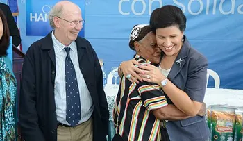 Margarita entrega Progresina a envejecientes de Pantoja  