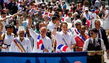 Gobernador de NY participa en Desfile Dominicano 