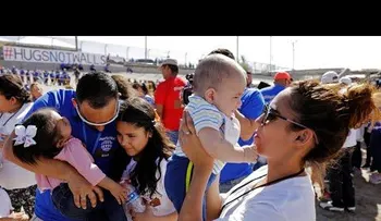 "Abrazos, no muros": Familias se reúnen en la frontera entre México y EEUU