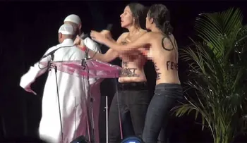 Golpean activistas Femen que irrumpieron en topless en conferencia musulmana (VIDEO)