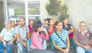 Empleados del Arturo Grullón exigen pago