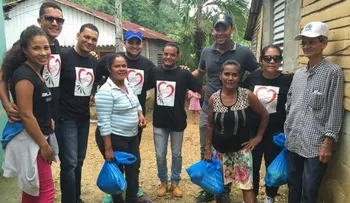 Fundación entrega fundas navideñas a familias de escasos recursos en Cabrera