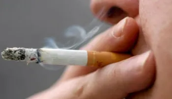 Un hombre con cáncer de garganta, mata a su compañero que lo indujo a fumar