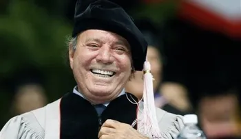 Julio Iglesias recibe doctorado honorario de Berklee 