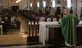 Detienen sacerdote católico de camino a un motel con una niña de 13 años