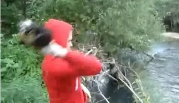 QUE CRUEL Joven arroja perros recien nacidos a un rio