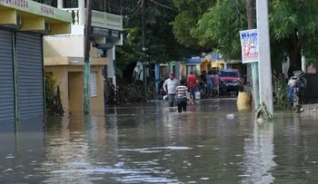 Lluvias disminuirán, pero el COE mantiene en alerta diez provincias; 17, 570 desplazados 