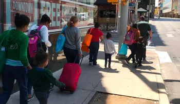 Una indocumentada hondureña cuenta llorando cómo las autoridades de EE.UU le llevaron a su hija 