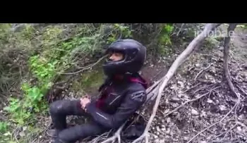 Un motociclista siguió de largo en una curva y cayó por un precipicio