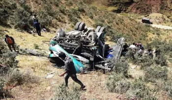 Accidente de autobús de pasajeros en Perú deja al menos 10 muertos